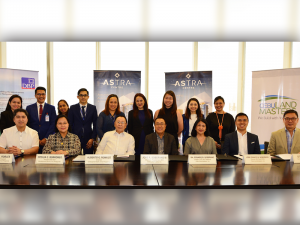 DBP chairman Alberto G. Romulo and DBP president and chief executive officer Cecilia C. Borromeo pose for posterity after a P3-billion loan agreement signing with the Cebu Landmasters, Inc. (CLI)